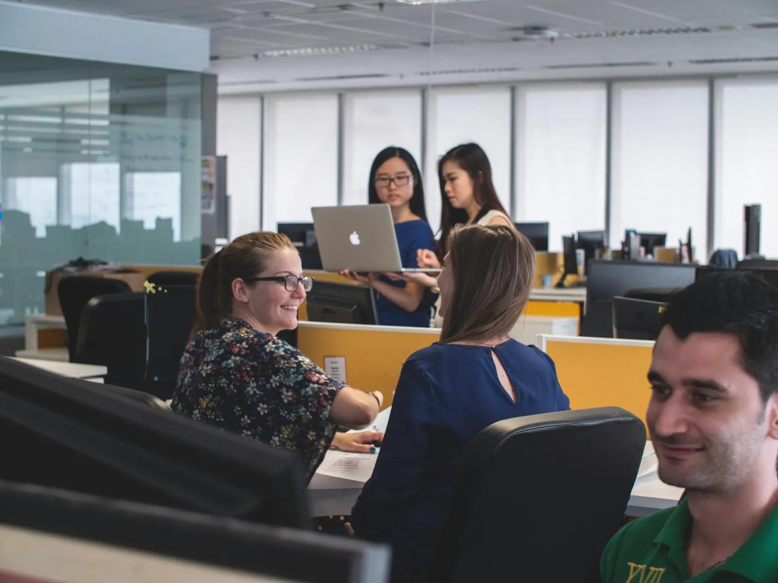 Equipo de atención trabajando en una oficina abierta